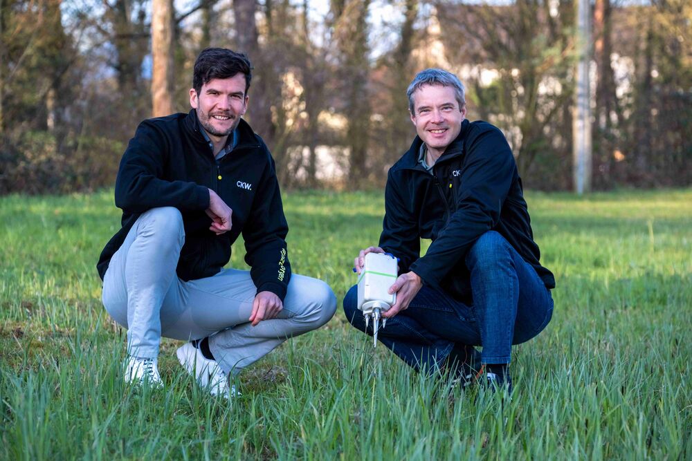 Projektleiter Philipp Leppert und CKW-Mediensprecher Christoph Hug mit einem Seismometer. (Foto: CKW)